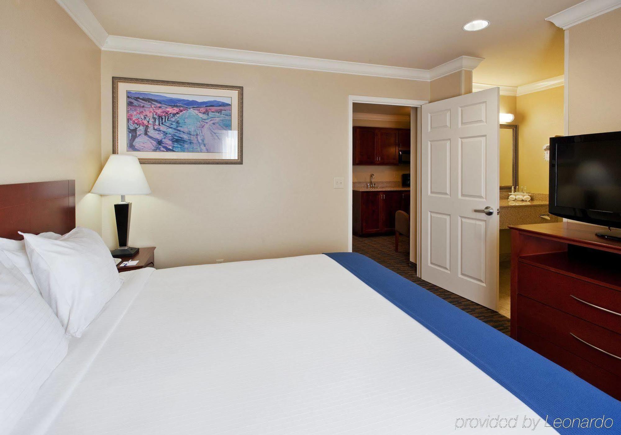 Holiday Inn Express & Suites Watsonville By Ihg Δωμάτιο φωτογραφία